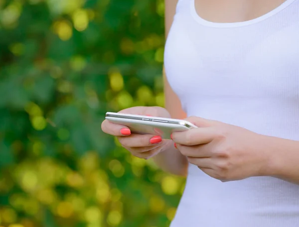 Kvinnen bruker mobil smarttelefon utendørs – stockfoto