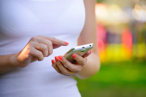 Kvinna med hjälp av mobiltelefon utomhus — Stockfoto