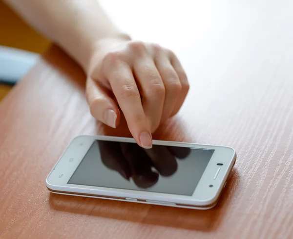 Mujer usando su teléfono móvil inteligente en casa — Foto de Stock