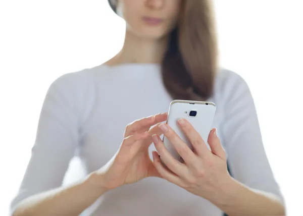 घर पर अपने मोबाइल स्मार्ट फोन का उपयोग करने वाली महिला — स्टॉक फ़ोटो, इमेज
