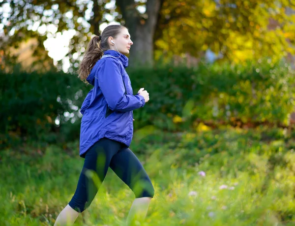 Junge schöne Frau läuft im Park — Stockfoto