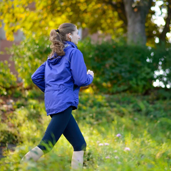 Joven hermosa mujer corriendo en el parque —  Fotos de Stock