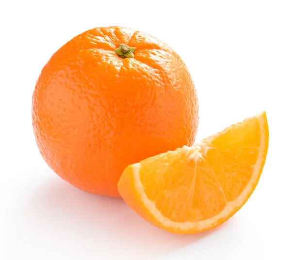 Maturo arancia succosa con fetta isolata su sfondo bianco — Foto Stock