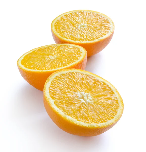 Maturo succosa arancia fette isolato su sfondo bianco — Foto Stock