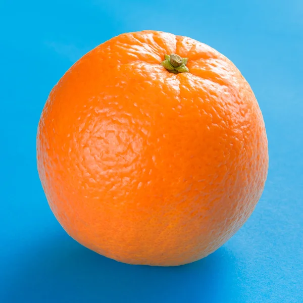Maturo succosa arancia isolato su sfondo blu — Foto Stock