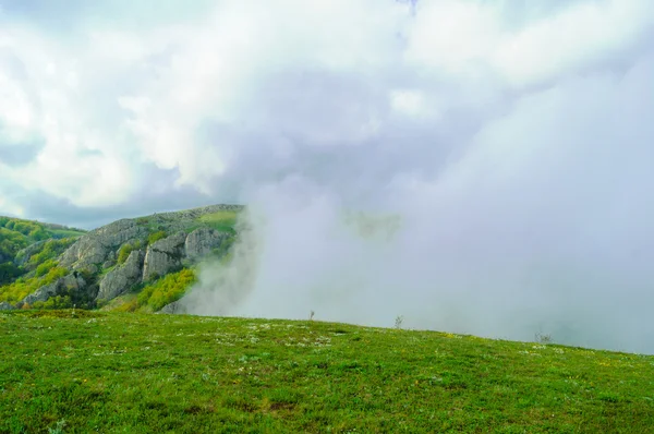 Paisagem de montanha com nuvens de baixa tempestade — Fotografia de Stock