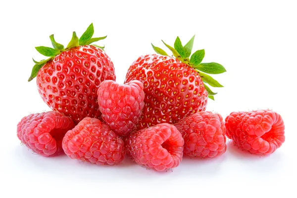 Montón de fresas dulces y frambuesas jugosas aisladas sobre fondo blanco. Concepto de comida saludable de verano — Foto de Stock