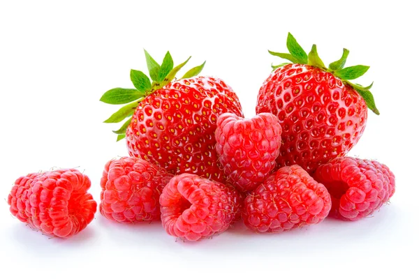 Montón de fresas dulces y frambuesas jugosas aisladas sobre fondo blanco. Concepto de comida saludable de verano —  Fotos de Stock