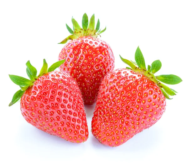 Tres fresas jugosas dulces aisladas sobre fondo blanco. Concepto de comida saludable de verano —  Fotos de Stock