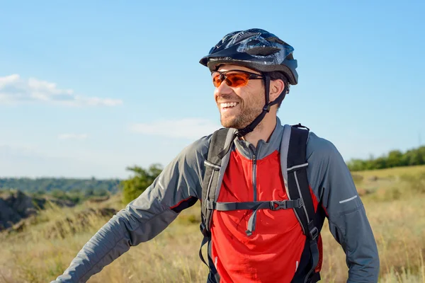 Porträt eines jungen Radfahrers mit Helm und Brille — Stockfoto