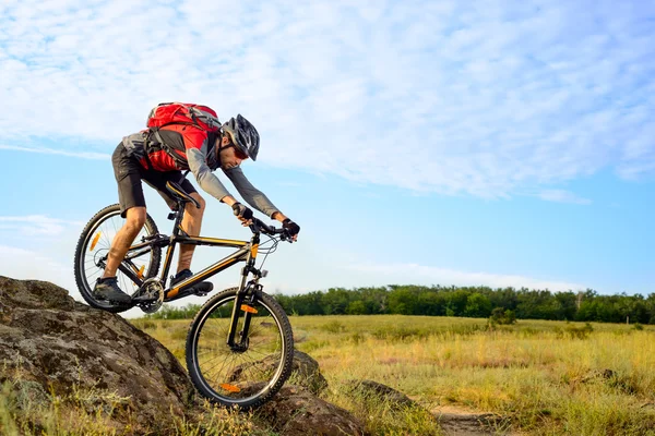 Cyclist Riding the Bike Down Rocky Hill — Stock Photo, Image