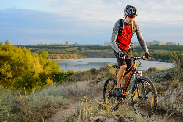 Ciclista montando la bicicleta en el hermoso sendero de montaña de primavera —  Fotos de Stock