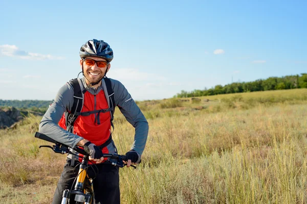 Porträt eines jungen Radfahrers mit Helm und Brille — Stockfoto