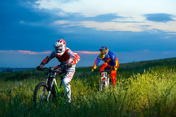 Two Fully Equipped Professional Downhill Cyclists Riding Bikes on the Summer Trail — Zdjęcie stockowe