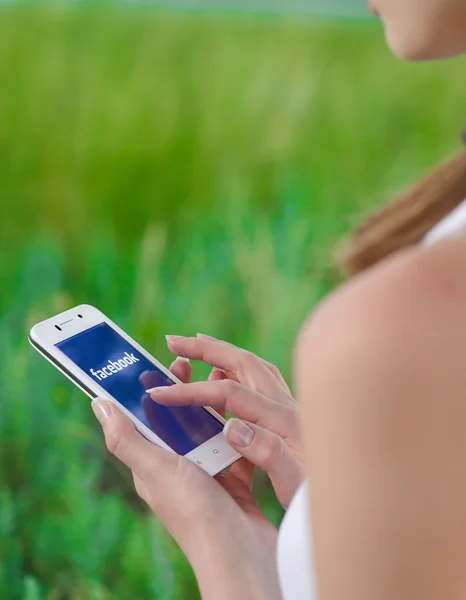 Young Woman Using Facebook Social Network Application on Smart Phone. — 图库照片