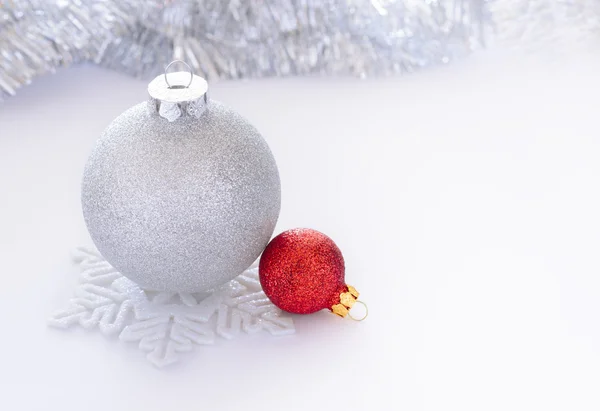 Bolas de Navidad blancas y rojas en el fondo blanco con espacio para el texto —  Fotos de Stock