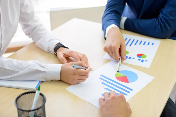 Geschäftsleute analysieren Finanzergebnisse auf Diagrammen am Tisch in modernen Büros. Teamwork-Konzept — Stockfoto