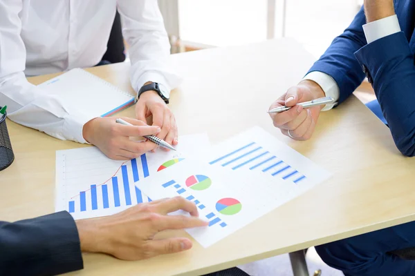 Business People Analyzing Financial Results on Graphs around the Table in Modern Office (en inglés). Concepto de trabajo en equipo — Foto de Stock