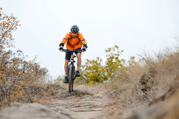 Cyklista na koni na kole na krásné horské stezky na podzim — Stock fotografie