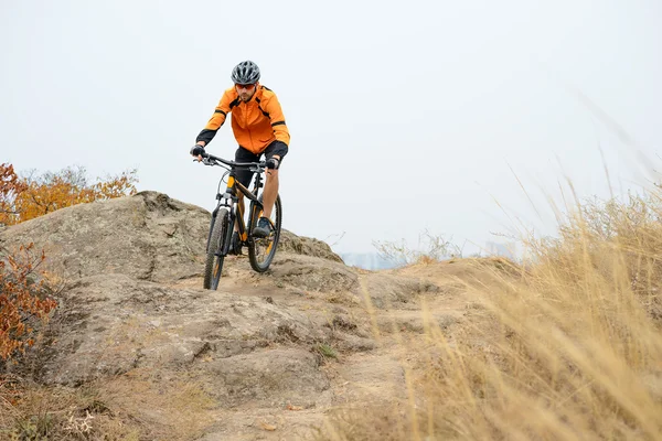 美しい秋の登山道で自転車に乗って自転車 — ストック写真