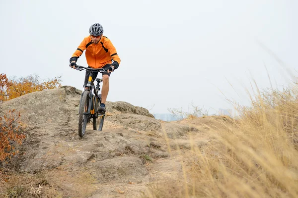 Cyclist Riding Bike on the Beautiful Autumn Mountain Trail — Stock Photo, Image