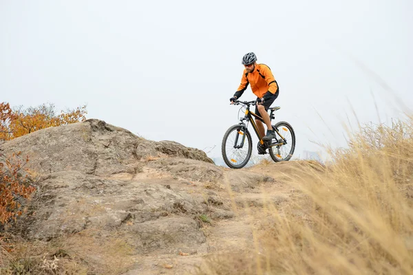 Bicicleta de equitação ciclista no belo Autumn Mountain Trail — Fotografia de Stock