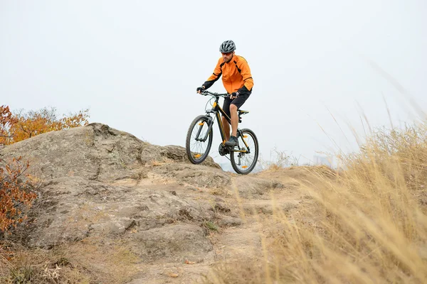 Ciclista in bicicletta sul bellissimo sentiero di montagna autunnale — Foto Stock