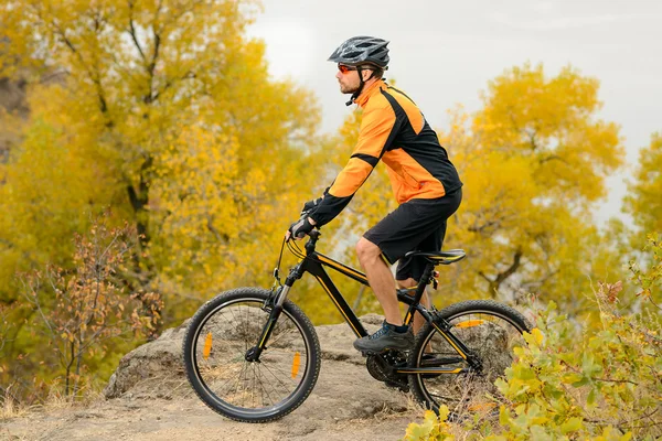 Cyclist Riding Bike on the Beautiful Autumn Mountain Trail — Stock Photo, Image