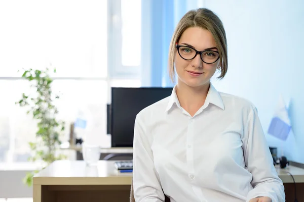 Giovane attraente imprenditrice sorridente in bianco in luminoso ufficio moderno — Foto Stock