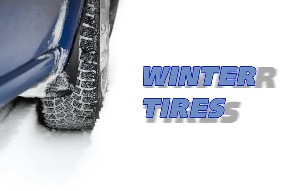 Immagine ravvicinata del pneumatico per auto invernale su strada innevata con spazio per il testo. Concetto di guida sicura — Foto Stock