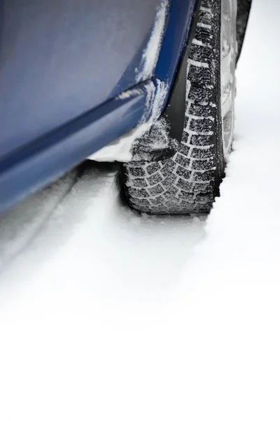 Imagem de close-up do pneu de carro de inverno em Snowy Road. Conduzir conceito seguro — Fotografia de Stock