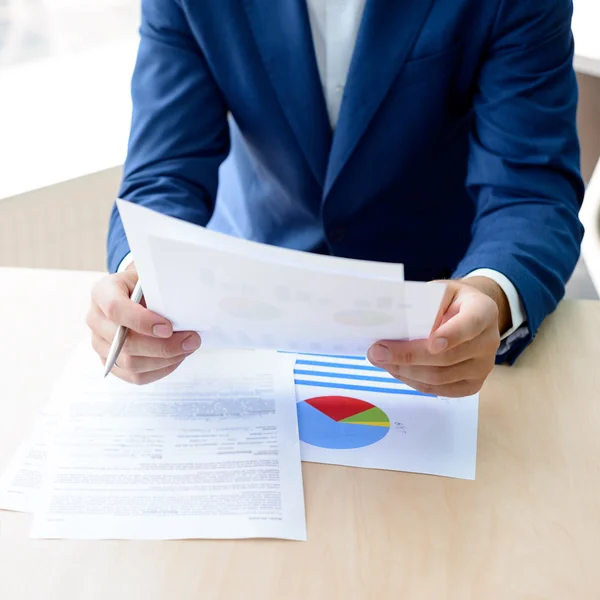 Joven Empresario Trabajando con Documentación Financiera en la Oficina Moderna. Concepto de negocio — Foto de Stock