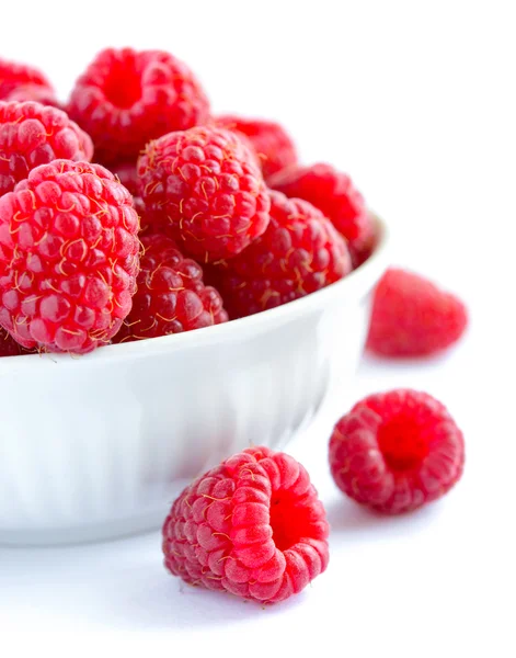 Gros tas de framboises fraîches dans le bol blanc isolé sur fond blanc — Photo