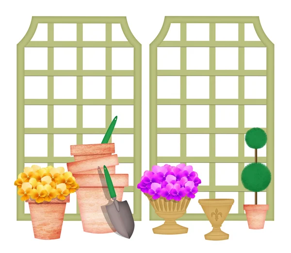 Trellises com ferramentas de jardim e vasos de flores — Fotografia de Stock
