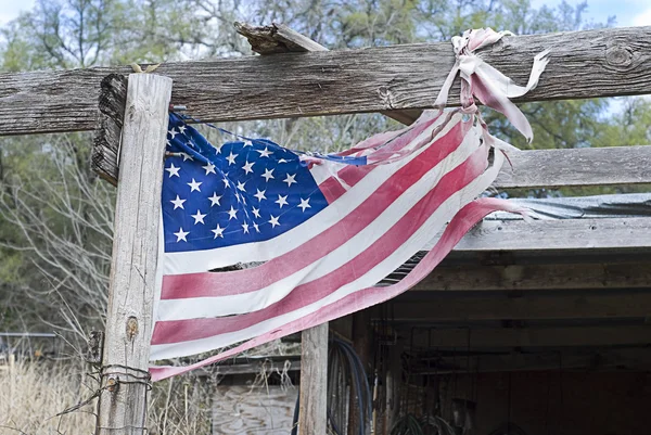 Bandeira americana esfarrapada e rasgada Imagem De Stock