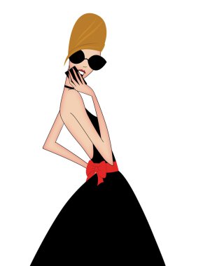 Bir cep telefonuyla konuşurken Güneş gözlükleri şık genç kadın