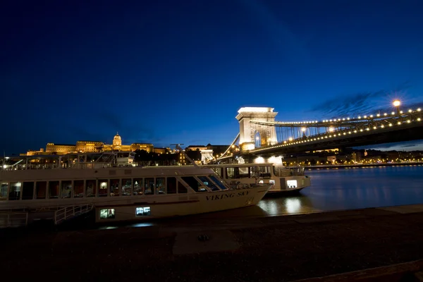 Budapest Chain bridge at night — Stock Photo, Image