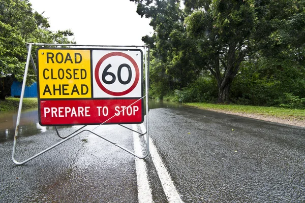 su dolu yol işareti