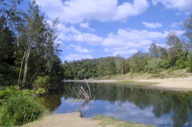 Mavi gökyüzü ve bulutlar ile sakin göl manzara
