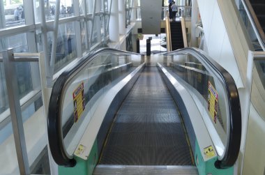 Hareketli geçit veya yürüyen merdiven