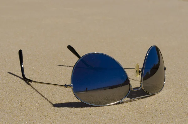 Zonnebril op strand zand close-up — Stockfoto