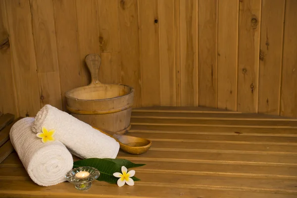 Beyaz havlu ve kova ile sauna tezgah