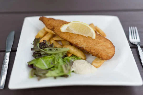 Balık ve cips kare tabakta