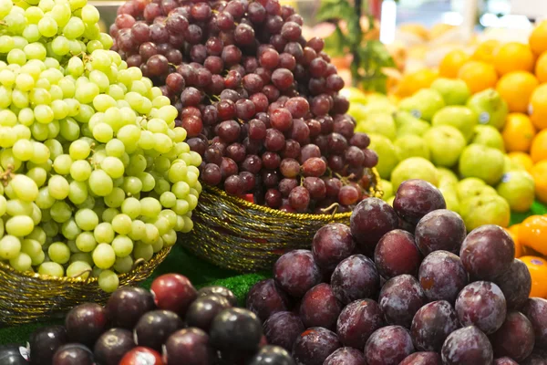 Bandeja de frutas com uvas e ameixas — Fotografia de Stock