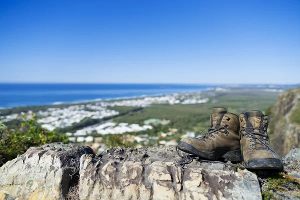 Dağ taş üzerinde yürüyüş botları