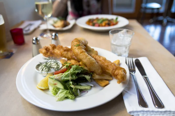 Balık ve cips restoranda