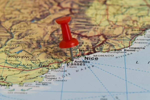 Haritada kırmızı raptiye ile işaretli Antibes