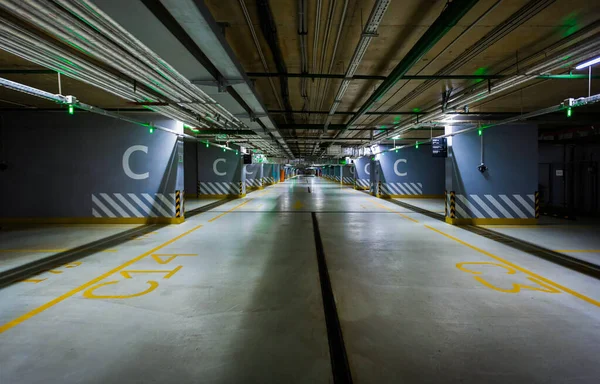 Пустой торговый центр подземная парковка или гараж интерьер с бетонной полосой окрашены колонны — стоковое фото