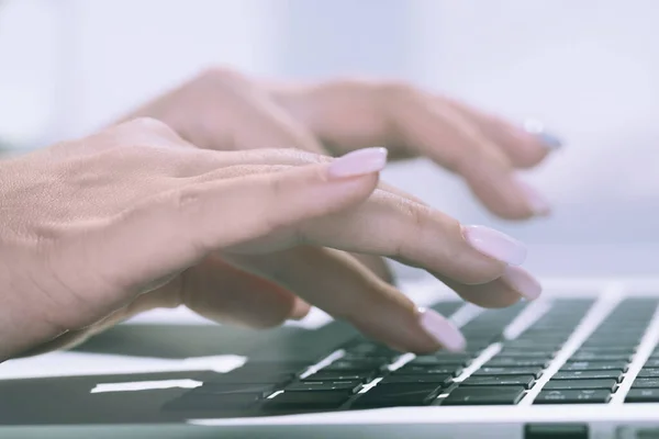 Femme tapant à la main sur le clavier de l'ordinateur — Photo