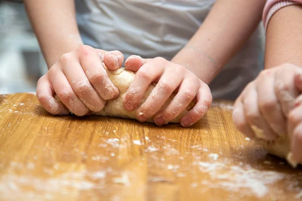 Una vista desde arriba de enseñar a los niños las artes culinarias. Manos de niños y maestros. — Foto de Stock